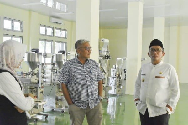 Sentra Rendang Disiapkan jadi Ikon Wisata Kuliner Baru di Padang 1 Wali Kota Padang, Hendri Septa didampingi Kadisnakerin Kota Padang, Ferry Erviyan Rinaldy meninjau Sentra Randang yang berlokasi di Koto Tangah. (Foto: Dok. Prokopim)