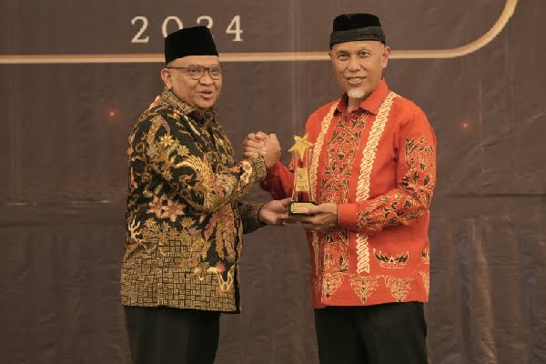 Gubernur Sumbar Apresiasi Peran Penting Padang TV Selama 17 Tahun Sajikan Informasi ke Masyarakat 1 Wakil Menteri Ketenagakerjaan (Wamenaker), Afriansyah Noor (kiri) dan Gubernur Sumbar, Mahyeldi. (Foto: Dok. Adpim)