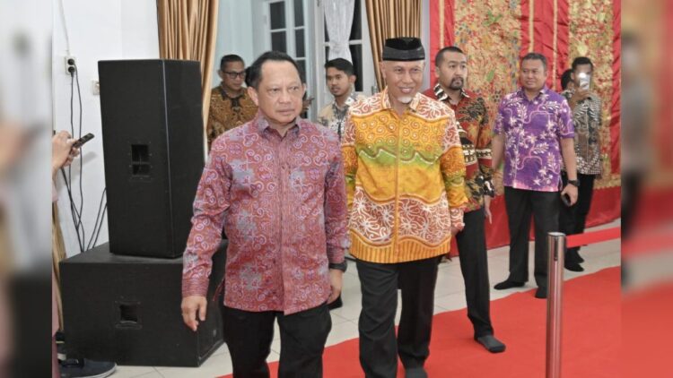 Mendagri Tito Karnavian bersama Gubernur Sumbar Mahyeldi. (Foto: Dok. Pemprov Sumbar)