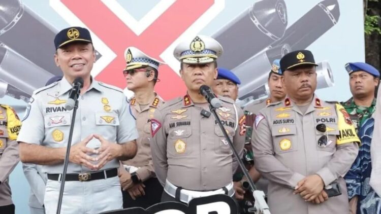 Direktur Utama Jasa Raharja Rivan A. Purwantono bersama Kakorlantas Polri Irjen Pol. Aan Suhanan. (Antara/HO-Humas Jasa Raharja).