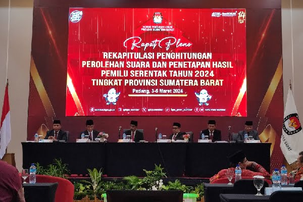 KPU Sumbar Resmi Gelar Rapat Pleno Rekapitulasi Penghitungan Suara Pemilu 2024 1 Rapat pleno rekapitulasi perhitungan perolehan suara dan penetapan hasil Pemilu serentak tahun 2024. (Foto: Dok. Istimewa)