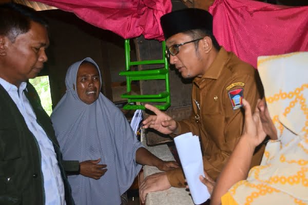 Momen Haru Warga Bungus Teluk Kabung Padang yang Tinggal 14 Orang dalam Satu Atap Terima Bantuan Bedah Rumah Program "Semata" 1 Momen haru warga Bungus Teluk Kabung yang menerima program Semata dan bedah rumah dari Pemko Padang. (Foto: Dok. Prokopim)