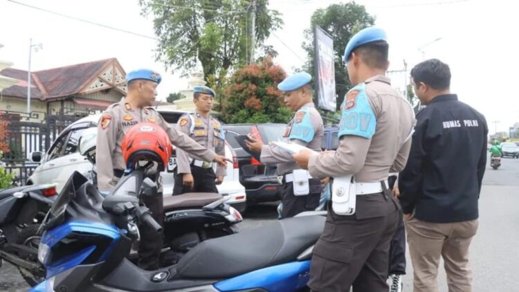 Propam Polresta Bukittinggi Periksa Kendaraan Personel hingga Kelengkapan Dokumen 1 Penertiban kendaraan personel Polresta Bukittinggi oleh Propam. Kegiatan ini dalam rangka operasi keselamatan 2024 di Bukittinggi yang dimulai dari internal kepolisian untuk memberi contoh kepada warga (Antara/Al Fatah)
