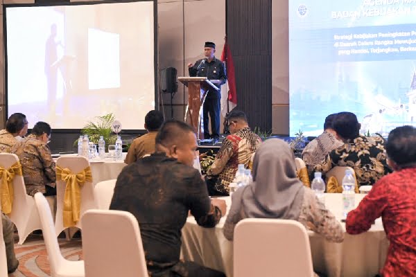 Penambahan Reaktivasi Kereta Api dan Layanan Penerbangan Sangat Penting bagi Sumbar 1 Gubernur Sumbar, Mahyeldi mengatakan, penambahan reaktivasi jalur kereta api serta pengembangan layanan transportasi udara sangat berarti penting bagi kemajuan daerah. (Foto: Dok. Adpim)