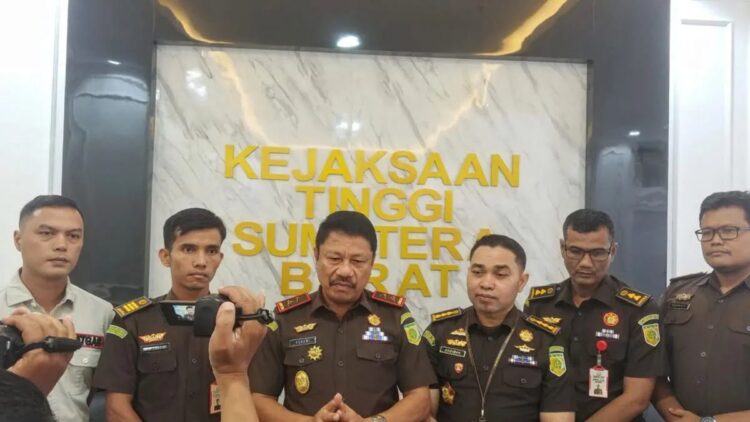 Kepala Kejaksaan Tinggi Sumbar Asnawi didampingi oleh Asisten Pidana Khusus Hadiman, Kasi Penyidikan Sumriadi, serta Jaksa yang menangani perkara. (Antara)