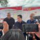Menteri BUMN, Erick Thohir didampingi Anggota DPR RI asal Sumbar, H Andre Rosiade dan jajaran PT Hutama Karya memaparkan rencana pembangunan fly over Sitinjau Lauik. (Foto: Dok. Tim AR)