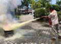 Simulasi pemadaman api kepada masyarakat. (Foto: Dok. Dinas Damkar Padang)