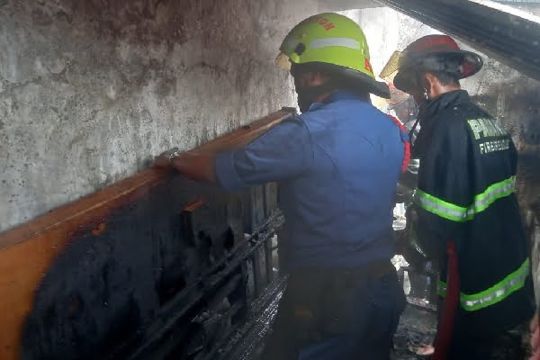 Rumah Warga Ranah Parak Rumbio Padang Nyaris Hangus Terbakar 1 Petugas Dinas Damkar Kota Padang memadamkan api yang berasal dari dapur dan lantai dua salah satu rumah warga kawasan Ranah Parak Rumbio. (Foto: Dok. Dinas Damkar Padang)