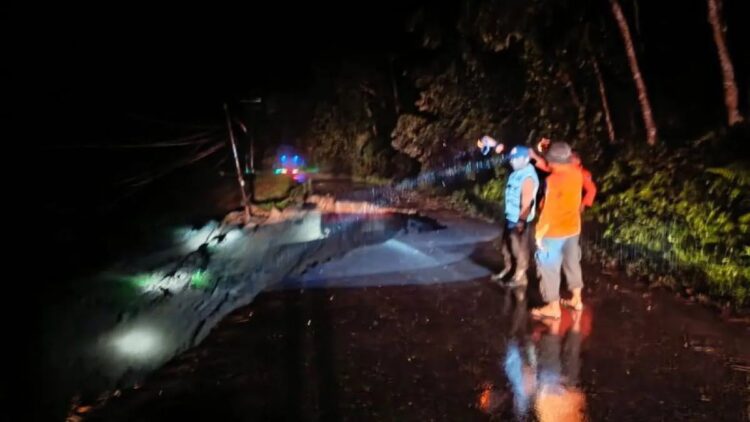 Badan Jalan Longsor, Akses Transportasi Simpangempat-Talu Pasbar Terputus 1 Jalan di daerah Rimbo Kejahatan Kecamatan Talamau Kabupaten Pasaman Barat terban karena longsor mengakibatkan akses jalan itu terputus bagi kendaraan roda empat, Kamis (7/3/2024). ANTARA/HO-BPBD Pasaman Barat.
