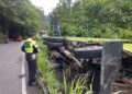Satu truk rebah kuda di jalan raya Padang-Padang Panjang usai menghindari kendaraan yang datang dari arah berlawanan pada Kamis (7/3/2024) pagi. (Foto: Dok. Polres Padang Panjang)