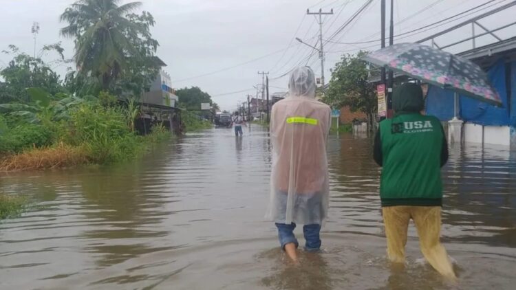 Terdampak Banjir, Warga Jalan DPR Padang Butuh Bantuan 1 Banjir di kawasan Jalan DPR Padang, Sumatra Barat Jum'at (8/03) pagi. (ANTARA/Fathul Abdi)