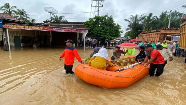 Hendak Dikebumikan, Jenazah Terpaksa Dievakuasi lewati Genangan Banjir di Pasbar 1 BPBD Pasaman Barat saat mengevakuasi jenazah menggunakan perahu karet melintasi genangan banjir di Batang Pasaman Kecamatan Pasaman, Jumat (8/3/2024) pagi. (Antara/HO-BPBD Pasaman Barat).