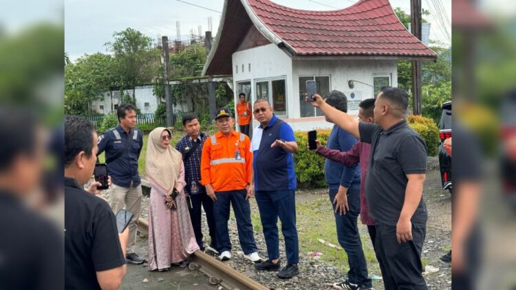 Andre Rosiade Minta PT KAI Selesaikan Kamacetan di Perlintasan Kasang-Pasar Usang sebelum Lebaran 1 Andre Rosiade meninjau rel kereta api yang diduga menjadi penyebab kemacetan di Kasang dan Pasar Usang, Kabupaten Padangpariaman. (Foto: Tim AR)
