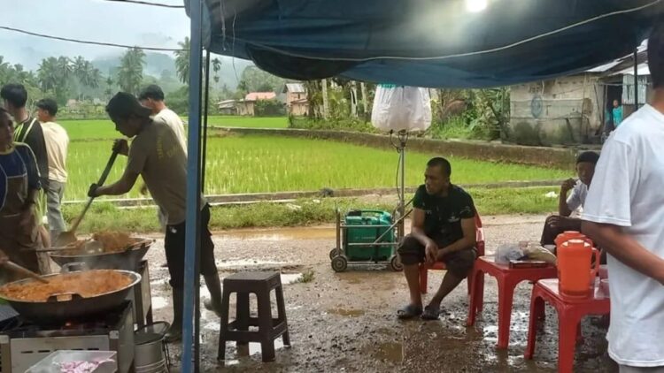 Pemprov Sumbar membuka dapur umum untuk membantu korban banjir di Pesisir Selatan. ANTARA/HO-Biro Adpim Sumbar.