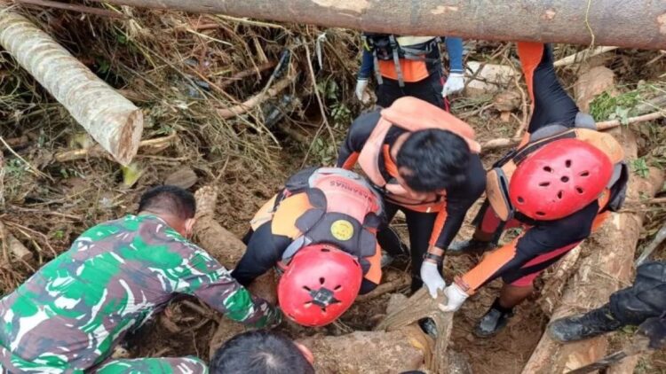 Basarnas Padang masih Cari Enam Korban Banjir Bandang di Pesisir Selatan 1 Tim SAR gabungan saat saat menemukan salah satu korban dari bencana alam banjir yang terjadi di Kabupaten Pesisir Selatan, Sumbar pada Minggu (10/3). ANTARA/HO-Basarnas Padang
