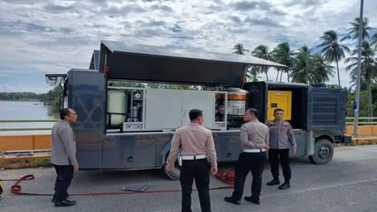 Polda Sumbar Kirimkan Satu Kendaraan Khusus untuk Korban Bencana di Pessel, Ini Kegunaannya 1 Polda Sumbar mengerahkan kendaraan penjernih air ke Kabupaten Pesisir Selatan pada Selasa (13/3/2024) untuk membantu warga terdampak bencana. (ANTARA/HO-PoldaSumbar)