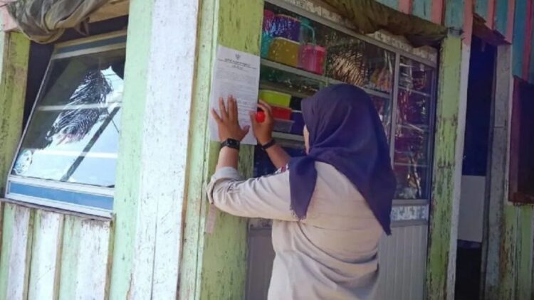 Tindaklanjuti Edaran Bupati, Satpol PP Pasbar Awasi Aktifitas Rumah Makan selama Ramadan 1 Petugas Satpol PP dan Pemadam Kebakaran Pasaman Barat saat memasang surat edaran Bupati Pasaman Barat terkait larangan selama ramadhan agar masyarakat nyaman beribadah. (Antara/Altas Maulana).