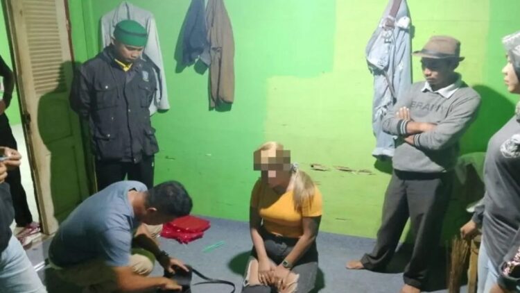 Anggota Satres Narkoba Polres Agam menggeledah tersangka di rumah kontrakannya, Rabu (13/3). Dok HO/Humas Polres Agam