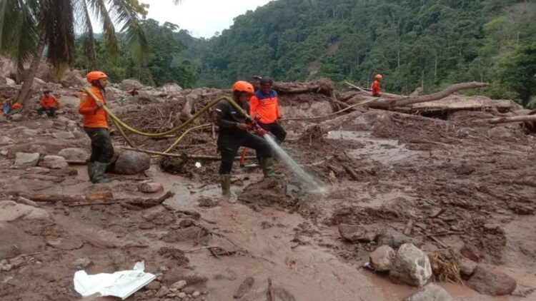Personel Basarnas Padang melakukan operasi pencarian dan pertolongan terhadap korban bencana alam di Kabupaten Pesisir Selatan, Sumbar pada Rabu (13/3). ANTARA/HO-BasarnasPadang