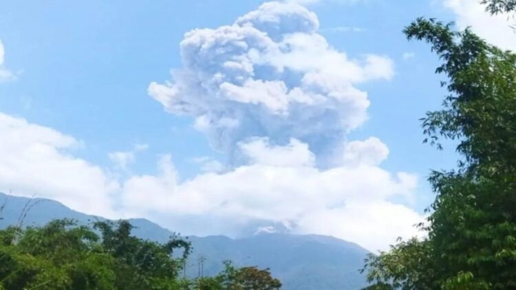 Marapi kembali Erupsi, Ketinggian Abu Vulkanik Capai 1.000 Meter 1 Erupsi Gunung Marapi setinggi 1.000 meter. Letusan ini menjadi yang pertama di Ramadan tahun ini setelah sebelumnya aktivitas gunung itu sempat menurun dalam lima hari terakhir (Antara/Al Fatah)