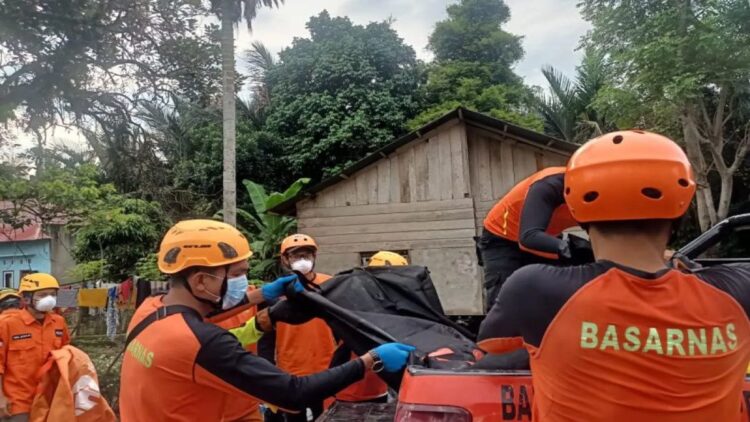 Tim SAR Gabungan kembali Temukan Satu Korban Meninggal Akibat Banjir Pessel 1 Tim gabungan saat mengevakuasi jasad korban banjir Pesisir Selatan. (Antara/SAR Padang))
