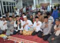 Penyerahan dana hibah kepada Masjid Iqra Alai Parak Kopi, Kecamatan Padang Utara dalam Safari Ramadan Pemko Padang, Jumat (15/3/2024) malam. (Foto: Dok. Prokopim)