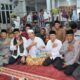 Penyerahan dana hibah kepada Masjid Iqra Alai Parak Kopi, Kecamatan Padang Utara dalam Safari Ramadan Pemko Padang, Jumat (15/3/2024) malam. (Foto: Dok. Prokopim)
