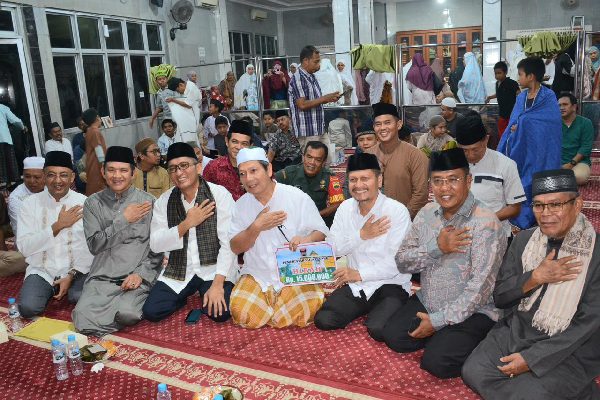 Safari Ramadhan di Masjid Iqra', Wako Padang Ajak Orang Tua Berikan Perhatian Khusus bagi Anak 1 Penyerahan dana hibah kepada Masjid Iqra Alai Parak Kopi, Kecamatan Padang Utara dalam Safari Ramadan Pemko Padang, Jumat (15/3/2024) malam. (Foto: Dok. Prokopim)