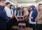 Kunjungi Warga Terdampak Banjir Sumbar, Anies Baswedan Serahkan Bantuan Paket Sembako