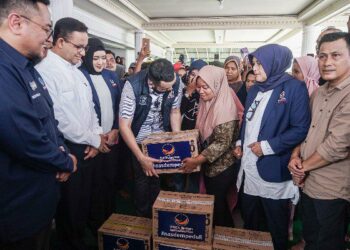 Anies Baswedan dan Partai NasDem Sumbar menyerahkan bantuan kepada korban terdampak banjir di Ulakan, Kabupaten Padang Pariaman dan Banuaran, Kota Padang pada Sabtu (16/3/2024) siang. (Foto: Dok. Istimewa)