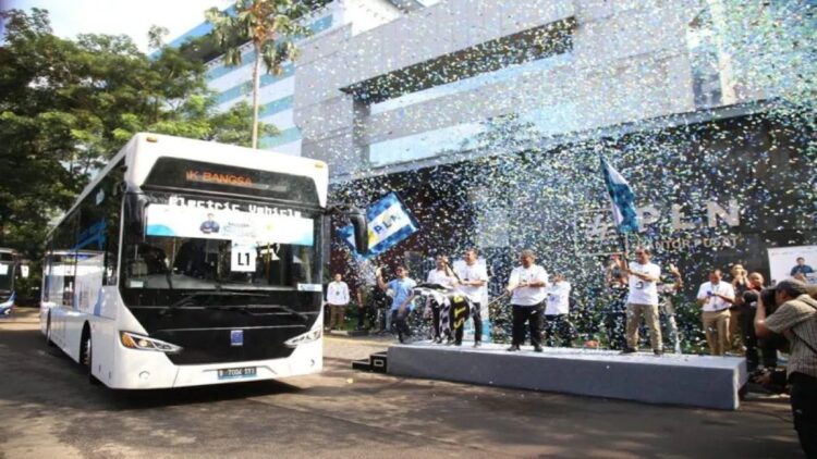 PLN Adakan Mudik Bersama BUMN, Begini Cara Daftarnya 1 Seremoni keberangkatan Mudik Asyik Bersama BUMN pada tahun sebelumnya dari kantor PLN Pusat. (ANTARA/HO-PLN)