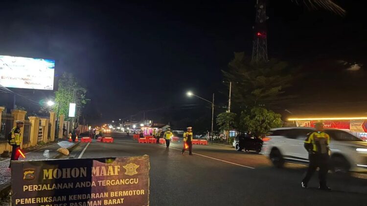 Satuan Lalu Lintas Polres Pasaman Barat saat melakukan razia selama ramadan 1445 Hijriah dalam rangka operasi keselamatan Singgalang 2024. (Antara/HO-Humas Polres Pasaman Barat.