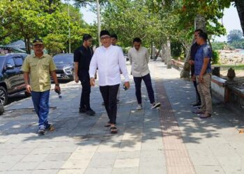 Wali Kota Padang, Hendri Septa meninjau kondisi pedestrian di Pantai Padang pada Minggu (17/3/2024) sore. (Foto: Dok. Prokopim)
