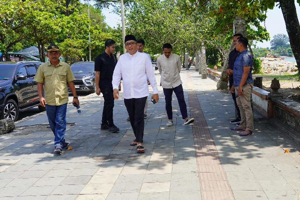 Sambut Perantau Mudik Lebaran, Pemko Revitalisasi Pedestrian Pantai Padang 1 Wali Kota Padang, Hendri Septa meninjau kondisi pedestrian di Pantai Padang pada Minggu (17/3/2024) sore. (Foto: Dok. Prokopim)