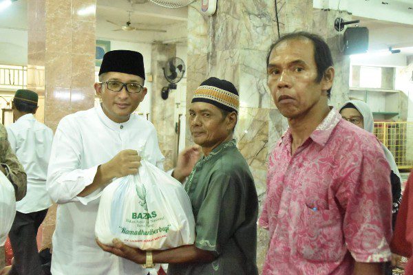 255 Warga Padang Barat Terima Sembako, Wako Hendri Septa: Semoga Berkah 1 Wali Kota Padang, Hendri Septa menyerahkan paket sembako dalam program 'Ramadan Berbagi'. Program tersebut telah memasuki tahun ke empat. (Foto: Dok. Prokopim)