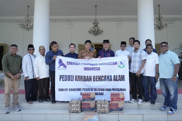 Gubernur Sumbar Apresiasi Charoen Pokphand Salurkan 50 Ribu Butir Telur ke Pessel dan Padang Pariaman 1 Charoen Pokphand Indonesia menyalurkan 50 ribu butir telur untuk korban terdampak banjir di Kabupaten Pesisir Selatan (Pessel) dan Padang Pariaman pada Minggu (17/3/2024) siang. Bantuan diserahkan melalui Gubernur Sumbar, Mahyeldi. (Foto: Dok. Adpim)