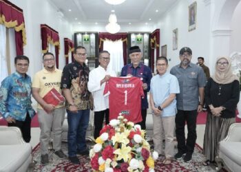 Gubernur Sumbar, Mahyeldi dan jajaran menerima kunjungan Manajemen Semen Padang FC pada Minggu (17/3/2024) siang. Pemprov Sumbar memastikan bahwa kandang Semen Padang FC untuk berlaga di Liga 1 tetap di Stadion Haji Agus Salim. (Foto: Dok. Adpim)