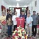 Gubernur Sumbar, Mahyeldi dan jajaran menerima kunjungan Manajemen Semen Padang FC pada Minggu (17/3/2024) siang. Pemprov Sumbar memastikan bahwa kandang Semen Padang FC untuk berlaga di Liga 1 tetap di Stadion Haji Agus Salim. (Foto: Dok. Adpim)