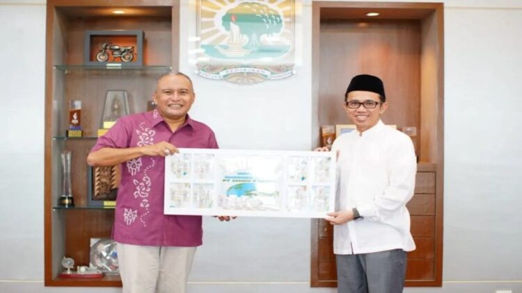 Berkat "Nabuang Sarok", Unand Berhasil Kumpulkan 53 Kepingan Emas 1 Kepingan emas dari program menabubg sampah berbasis aplikasi itu diserahkan oleh Direktur Keuangan & Umum PT Semen Padang, Oktoweri, kepada Rektor Unand, Dr. Efa Yonnedi di Rektorat UNAND. (ANTARA/HO-SP)