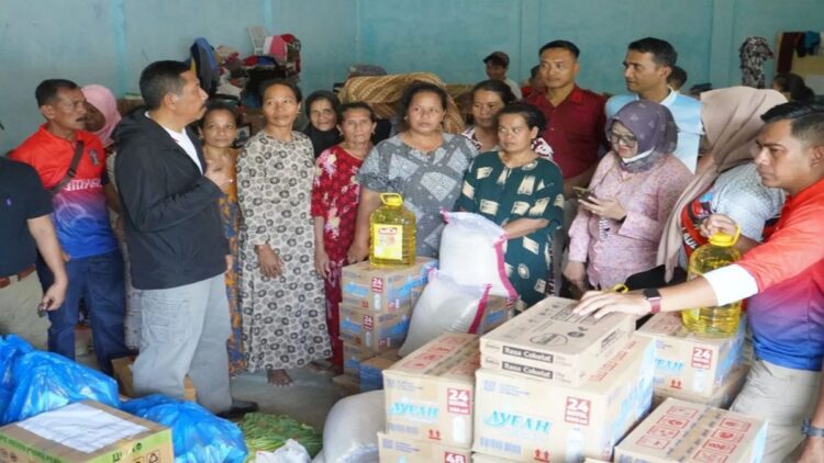 Galang persaudaraan antar sesama, Kemenkumham Sumbar beri bantuan bagi korban bencana di Pessel. (Foto: Dok. Kemenkumham Sumbar)