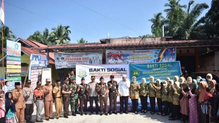 Kejaksaan Tinggi Sumbar menyalurkan bantuan sembako ke korban banjir di Kecamatan Kinali Kabupaten Pasaman Barat, Senin (18/3/2024). Antara/HO-Kejaksaan Negeri Pasaman Barat.