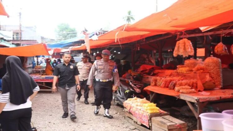 Personel Polres Pasaman Barat saat memberikan pengamanan di lokasi berburu takjil atau menu makanan berbuka puasa yang dikenal dengan "pasa pabukoan" di daerah itu waktu ramadhan 1445 Hijriah. (Antara/HO-Bag Ops Polres Pasaman Barat).