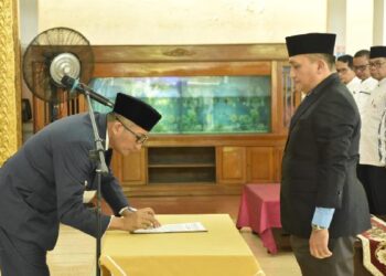 Wali Kota Padang, Hendri Septa resmi melantik Dirut Perumda PSM yang baru, Alvino Martha pada Senin (18/3/2024) pagi di Palanta Wali Kota. (Foto: Dok. Prokopim)