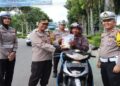 Satlantas Polres Agam Bagikan Ratusan Sembako untuk Pengendara