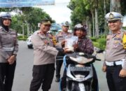 Satlantas Polres Agam Bagikan Ratusan Sembako untuk Pengendara