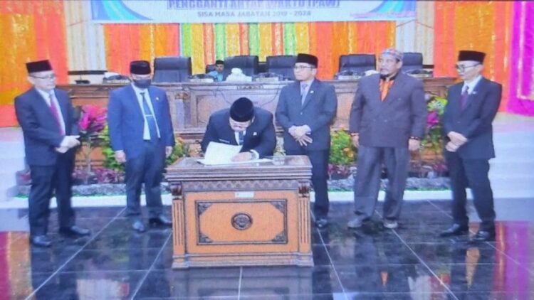 DPRD Sepakati DOB Kabupaten Agam, Ibu Kotanya di Kecamatan IV Koto 1 Bupati Agam Andri Warman sedang menandatangani pengesahan DOB Kabupaten Agam. Dok HO/Diskominfo Agam