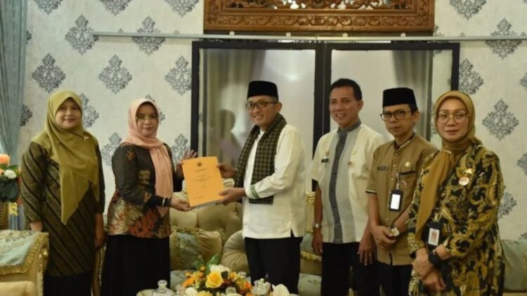 Wali Kota Padang Hendri Septa saat menerima hasil pemeriksaan dari BPK RI untuk ditindaklanjuti kembali. ANTARA/HO-Pemkot Padang.