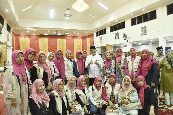 Bukber dengan PSM, Pemko Padang Klaim Angka Kemiskinan Turun 1 Buka puasa bersama Wali Kota Padang, Hendri Septa dengan Pekerja Sosial Masyarakat (PSM). Ia mengajak PSM berkomitmen bersama dalam mencari solusi atas permasalahan sosial yang ada di Kota Padang. (Foto: Dok. Prokopim)