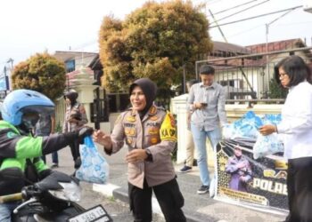 Polresta Bukittinggi Bagi Ratusan Takjil Gratis setiap Harinya