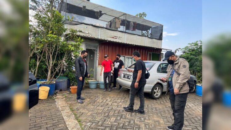 Buronan Korupsi Mentawai Dody Baswardojo (baju merah) ditangkap di Surabaya. (Foto: Dok. Kejati Jatim)